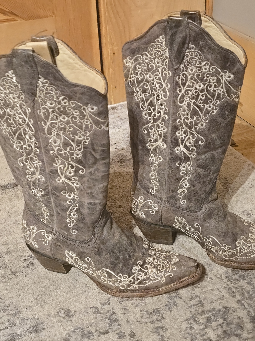 Corral Women’s Embroidered Gray Western/cowgirl Boots